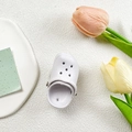 Detailopname van witte mini klomp telefoonhouder met ventilatiegaten en tulpendecor - Wit