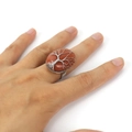 Detailansicht eines Lebensbaum-Rings mit Goldstein an einer Hand, handgefertigt - Einstellbar Offen / Ovaler Goldfluss