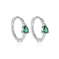 Detalle de pendientes de aro plateados trenzados con piedras verdes en forma de pera - Platinado - Circonita Verde