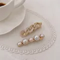 Elegante fermaglio a catena in resina e forcine con perle bianche su sfondo pizzo - Combinazione n. 1 (Set Catena Beige e Perle Gradate)