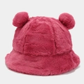 Détail d'un chapeau bob en fausse fourrure rose rouge avec oreilles d'ours mignonnes - M (56-58cm) / Rose rouge