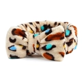 Detailopname van de zachte pluche luipaardprint op de elastische koraalvlies haarband - Stijl 24