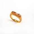 Ring aus 18K vergoldetem Edelstahl mit eingelegten natürlichen rosa Kristallsteinen - US 7 / Rosenquarz
