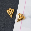 Detalle de dos colgantes de acero inoxidable dorado en forma de corazón pulido - 12mm*16mm / Oro de 18k