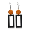 Détail macro de boucles d'oreilles géométriques en bois avec pièces orange et noires ajourées - #7 Orange Noir Patchwork Géométrique Creux