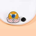 Cartoon emaille speld met gevleugeld oog in geel, roze en blauw met rubberen sluiting - Gevleugeld Oog Stijl (CZ0775-3)