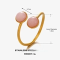 Anello aperto in acciaio inossidabile dorato con due pietre rosa traslucide - Rosa