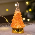Goldener LED Kristall Weihnachtsbaum mit Glitzer auf weißem Schneehintergrund - Gold
