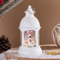 Detailansicht einer weißen Weihnachtslaterne mit Schneemannmotiv und LED-Kerzenlicht - Schneemann