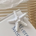 Barrette étoile de mer blanche en résine sur décor de livre ancien pour femme - 5664 Pince à cheveux étoile de mer artificielle-Blanc cassé