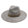 Détail d'un chapeau fedora en daim gris clair avec ruban à pois marrons et nœud élégant - Gris (Daim)