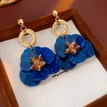 Detail van vintage bloemoorbellen met blauwe harsblaadjes en gouden ringen met textuur - Hars Acryl Bloemstijl / Blauwe Bloem (Zilveren Pin)