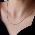 Gouden titanium stalen ketting met blauwe emaille stippen gedragen op model - Blauw