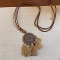 Collier bohème rétro avec pendentif rond en métal évidé et franges beige sur cordon brun - 7# Collier à Pampilles de Fleurs Creuses en Strass
