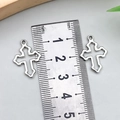 Ciondolo a croce traforata in argento con scala di misurazione per mostrare le dimensioni - Croce Traforata Argento Antico 15x21mm
