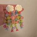 Orecchini a perno in argento con rosa bianca e perline a forma di fiore colorate - Nappa a Perle Floreali Multicolore