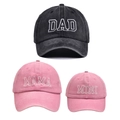 Detailansicht der gewaschenen Baumwoll-Baseballkappen mit DAD, MAMA und MINI Stickerei - Schwarz DAD + Rosa MAMA + Rosa MINI