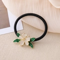 Élastique cheveux fleur de poirier blanche élégante avec feuille verte et lien noir - Élastique à cheveux Magnolia 2.0 / Blanc/Vert/Noir