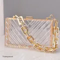 Transparente Abendtasche aus Acryl mit geometrischer Textur und goldener Kette - Transparent