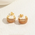 Boucles d'oreilles dorées en C multicouches avec trois rangées de zircons rouges - Zircone Rose Rouge