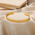 Detalle de brazalete dorado de acero titanio con números romanos y circonitas - Estilo Hueco de Números Romanos(B1310)