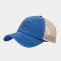 Detalle de denim azul vintage y malla beige en una gorra de béisbol transpirable y retro - Ajustable / Azul