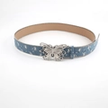 Dettaglio di cintura in denim blu con fibbia a farfalla e decorazione in strass - Stile Fibbia Liscia a Farfalla / Azzurro