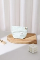 Detalle del neceser de tela a rayas con cremallera dorada y etiqueta de marca - 17x14cm / Rayas Con Lazo Azul (Pequeño)