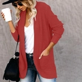 Dettaglio del cardigan in maglia rossa con abbottonatura curva e ampie tasche laterali - Taglia S / Rosso