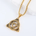 Détail macro du collier pendentif triangle celtique doré sur une pierre blanche naturelle - Or Vintage (avec chaîne de 60cm)