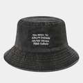 Detail eines dunkelgrauen Bucket Hats aus verwaschenem Denim mit weißer Buchstabenstickerei - Schwarz