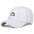 Détail de la casquette blanche en coton avec broderie montagne et effet usé déchiré - Réglable / Blanc