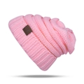 Detail van roze geribbelde gebreide muts met bruine leren patch en dikke textuur - Eén maat / Roze