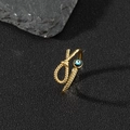 Macro di anello dorato con occhio del male, texture intrecciata e intarsio in smalto blu - J-Corda Intrecciata Occhio del Male