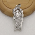 Gros plan d'un pendentif religieux en argent serti de cristaux sur support en bois - Argent-3