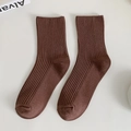 Calcetines de algodón con canalé vertical en color marrón café oscuro estilo minimalista - Talla única / Café Oscuro