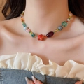 Gros plan d'un collier de perles colorées avec étoiles sur le cou d'un mannequin - 28# Collier de perles mixtes multi-formes colorées