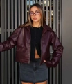 Dettaglio giacca in ecopelle bordeaux con colletto alto e tasche con zip in metallo - S / Fucsia