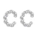 Dettaglio macro di orecchini a clip a forma di C intrecciati in metallo colore argento - Stile Corda Intrecciata / Oro Bianco