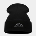 Dettaglio del berretto in maglia nera a coste con ricamo a forma di montagna bianca minimal - M (56-58cm) / Nero