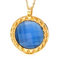 Collana dorata con ciondolo tondo in cristallo blu scuro sfaccettato su sfondo bianco - Stile Cristallo Sfaccettato Blu Profondo Tondo Oro (KP49796-K)