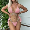 Detail van roze geribbelde bikini met gouden kettingen en zeester- en schelphangers - S / Roze