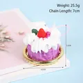 Paarse nepcrème cake sleutelhanger met aardbei en parel op lichtblauwe ondergrond - D02 Parel Aardbei