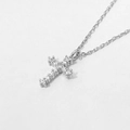Dettaglio macro del ciondolo a croce in argento sterling S925 con zirconi cubici tondi - Argento