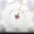 Elegante goldene Kleeblatt-Halskette mit lila Amethyst-Blättern und glitzernden Akzenten - Gold Violetter Kristall