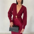 Elegante wijnrode gebreide trui voor dames met diepe V-hals en unieke gouden knoop - XL / Bordeauxrood