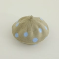 Dettaglio del basco in maglia beige a pois blu con piccolo passante per bambini - 2-4 Anni / Verde