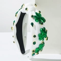 Dettaglio della fascia di San Patrizio con quadrifogli di paillettes verdi e strass - Bianco