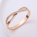 Elegante bracciale rigido incrociato in oro rosa con micro-pavé di cristalli scintillanti - Oro rosa