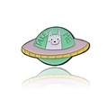 Spilla smaltata UFO con gatto bianco e scritta Take Me su sfondo bianco puro - UFO Portami Via